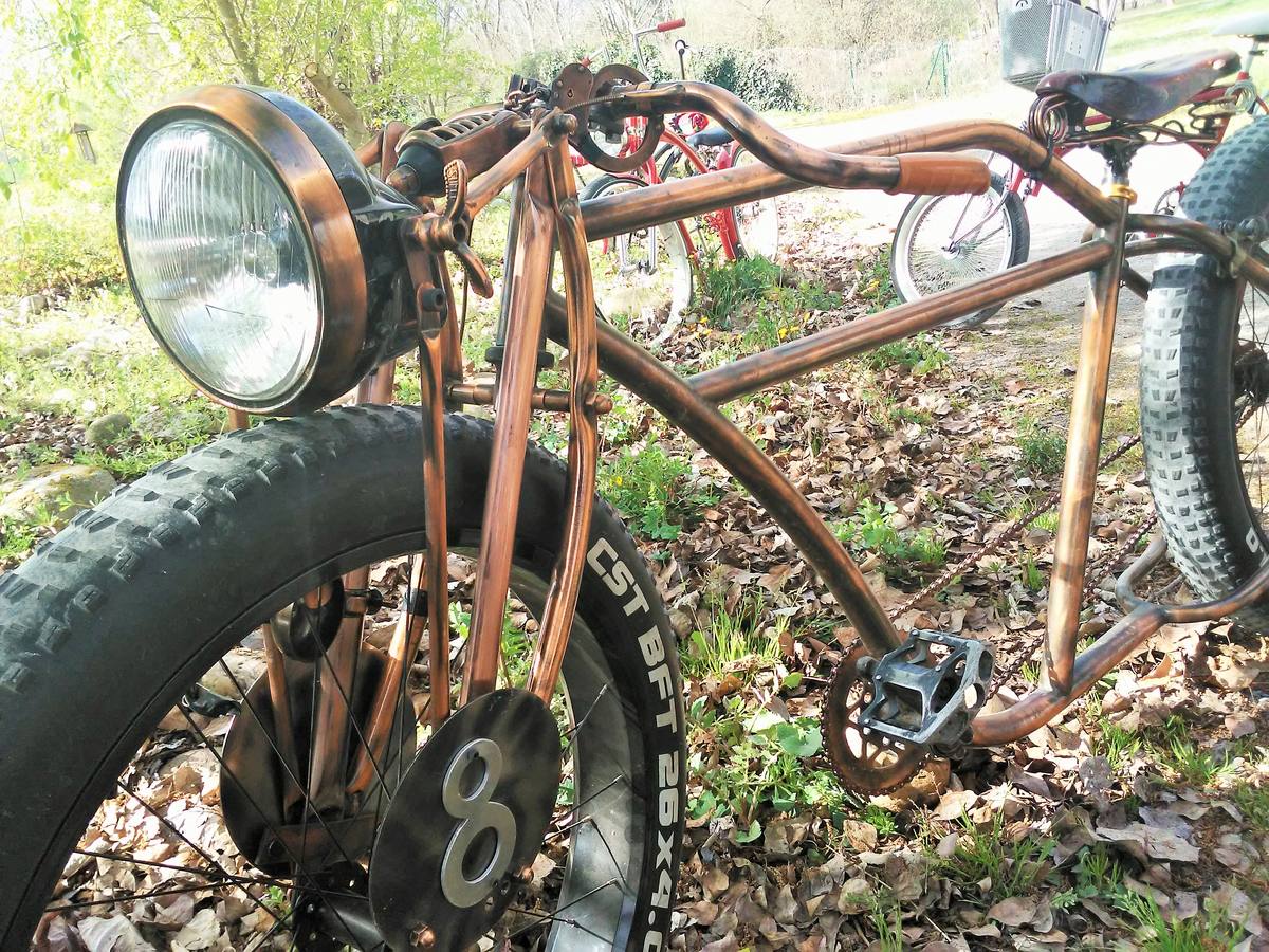 Un pelotón de máquinas artesanas y tuneadas se concentra y pasea por la capital riojana