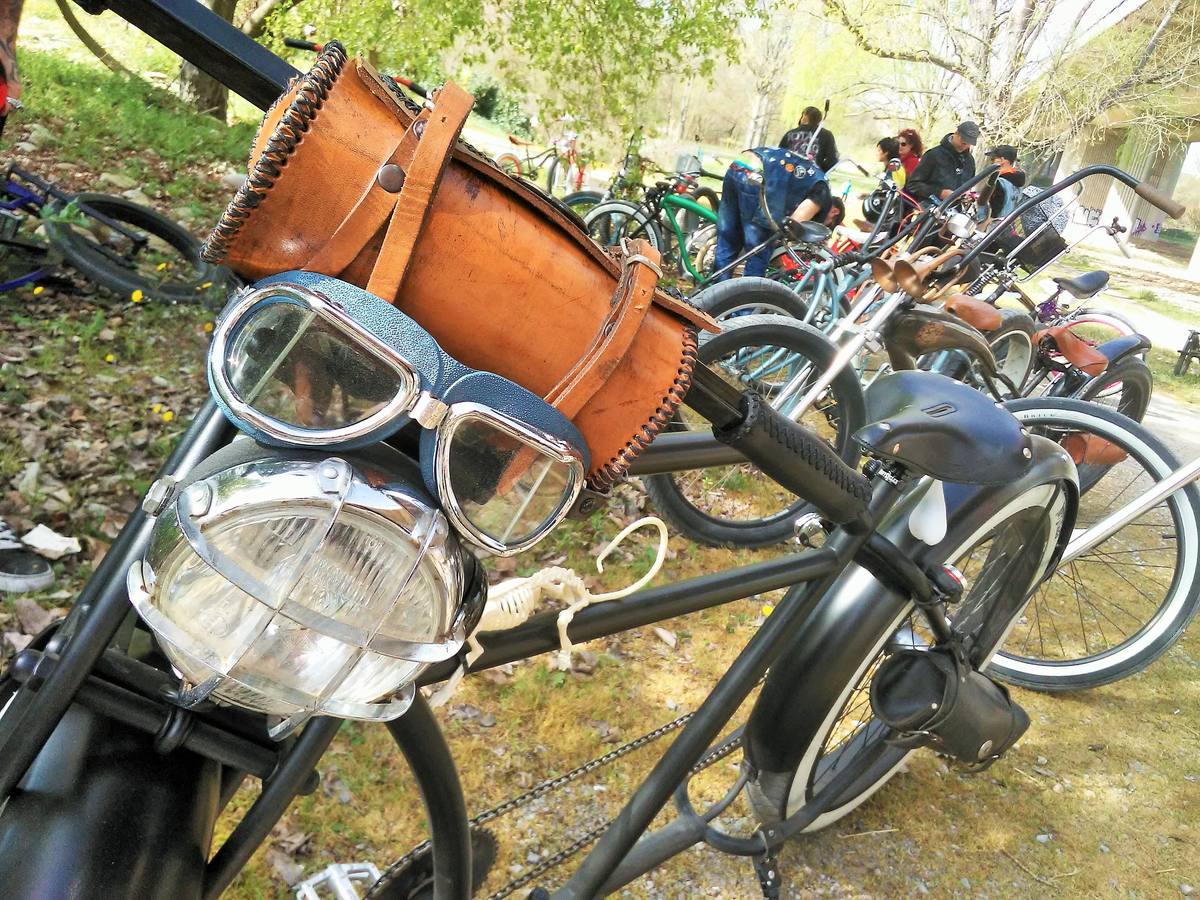 Un pelotón de máquinas artesanas y tuneadas se concentra y pasea por la capital riojana