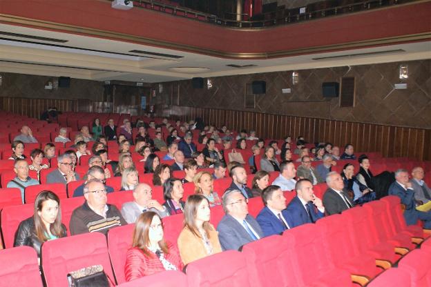 Asistentes al acto institucional celebrado en el cine Doga. :: 