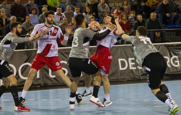 Erik Balenciaga choca con Thiago Ponciano durante el encuentro entre el Logroño y el Cuenca. :: 