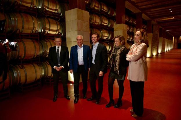 Escobar, con Pablo Casado y la cúpula riojana de su partido, el pasado martes, durante una visita a Bodegas Riojanas de Cenicero. :: 