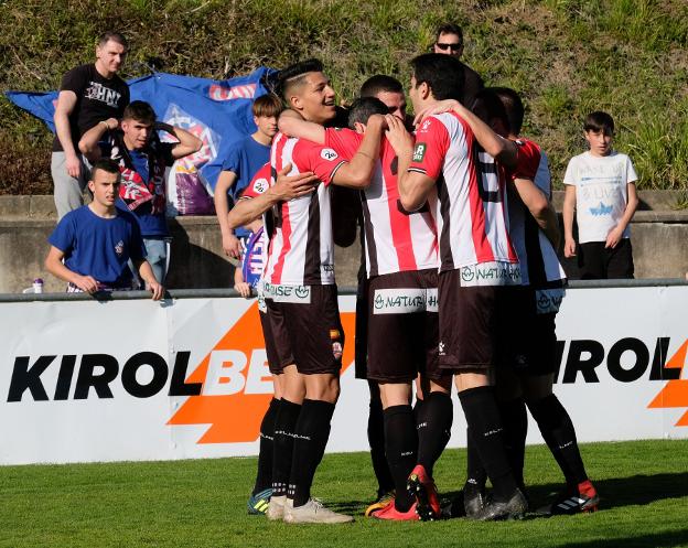 Los jugadores de la UD Logroñés se abrazan tras marcar en Amorebieta. 