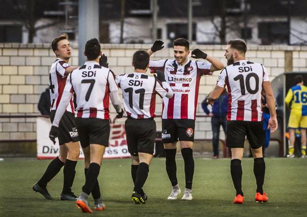 La SD Logroñés celebra un gol durante un partido.