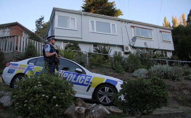 Imagen de la vivienda que Brenton Tarrant tenía alquilada en la calle Somerville en Dunedin, ahora custodiada por la Policía.