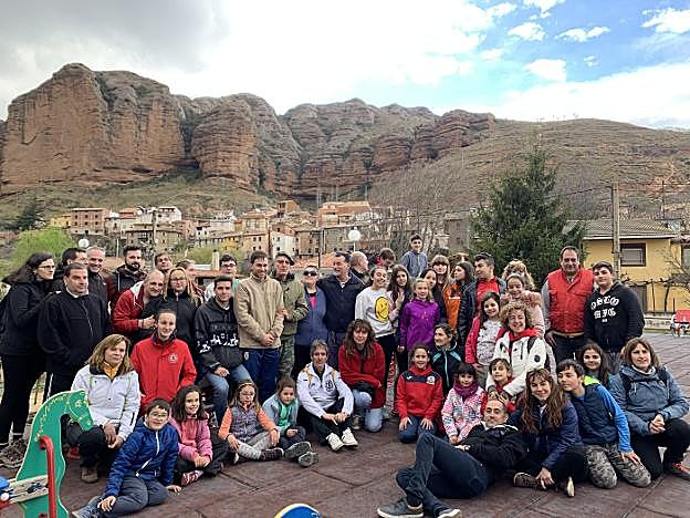 Participantes en la plantación por el Día del Árbol.