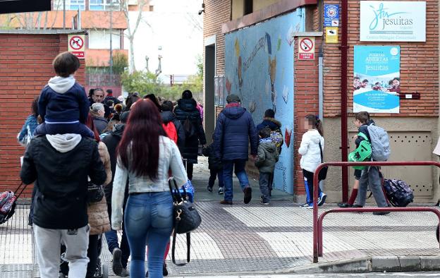 Entrada de alumnos a las instalaciones de Jesuitas el pasado jueves, tras desvelarse la denuncia contra Jorge Enríquez. 