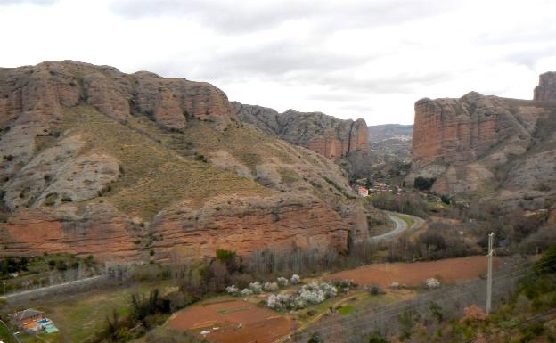 Imagen principal - Vistas desde el mirador y puente medieval de Viguera. Sendero del río Antiguo, con vistas a la vega del Iregua. 