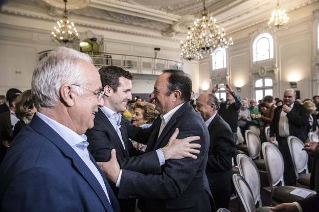 Sanz y Casado se saludan el pasado día 12 en Logroño, durante un acto preelectoral del PP, en presencia de Ceniceros.