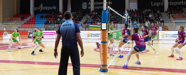 Una imagen del derbi riojano de Liga Iberdrola de voleibol entre Minis de Arluy y OSACC Haro Rioja Voley del pasado mes de diciembre.