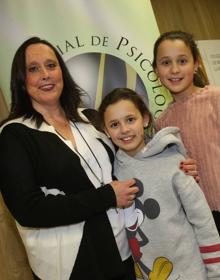 Imagen secundaria 2 - Arriba, Antonio Mendoza, Pilar Montes, Cristina Maiso, Celia Sanz, Ascensión Briz y Silvia Landa. Abajo, a la derecha, José María Herce, junto a Ascensión Briz y María del Pilar Briz. A la izquierda, Estrella Fernández, con Carmen López y María López.