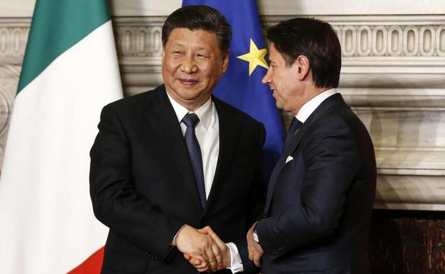 El primer ministro italiano Giuseppe Conte celebra el acuerdo con el presidente chino Xi Jinping en Roma. 
