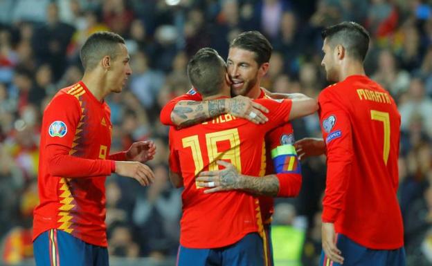 Rodrigo (i) y Morata (d) celebran el gol del primero junto a Alba y Ramos.