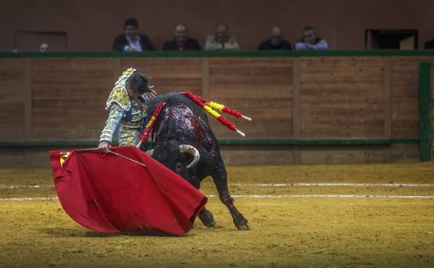 Diego Urdiales, fundido con el toro, en un muletazo en redondo al segundo de su lote, al que desorejó. 