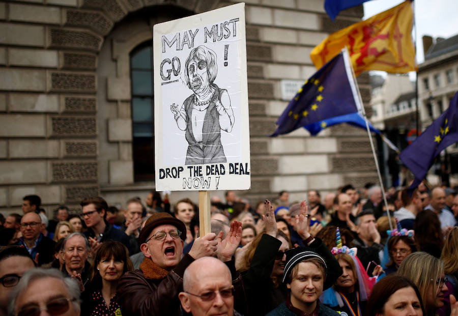 Un millón de británicos, según los organizadores, procedentes de las islas escocesas, de Bristol, Mánchester o Leeds se han manifestado por el centro de Londres para exigir que se celebre un segundo referéndum sobre el 'Brexit'.