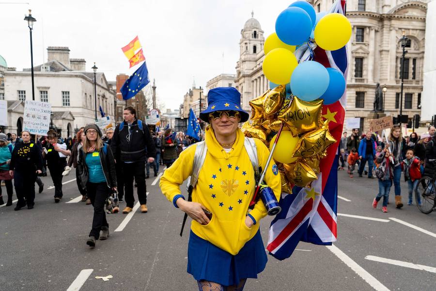 Un millón de británicos, según los organizadores, procedentes de las islas escocesas, de Bristol, Mánchester o Leeds se han manifestado por el centro de Londres para exigir que se celebre un segundo referéndum sobre el 'Brexit'.