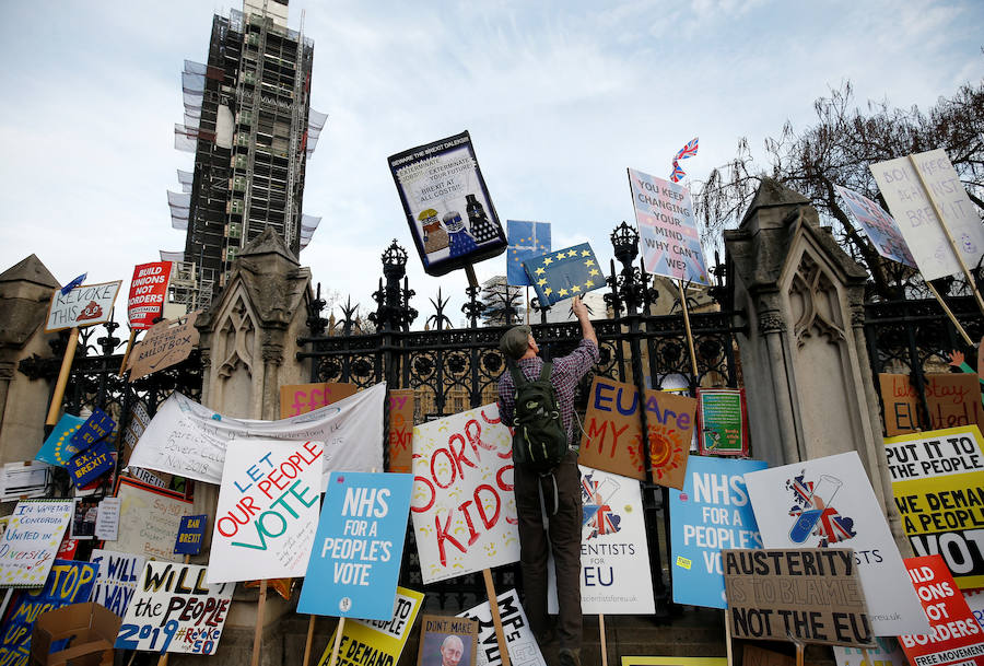 Un millón de británicos, según los organizadores, procedentes de las islas escocesas, de Bristol, Mánchester o Leeds se han manifestado por el centro de Londres para exigir que se celebre un segundo referéndum sobre el 'Brexit'.