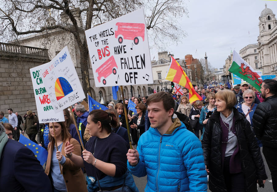 Un millón de británicos, según los organizadores, procedentes de las islas escocesas, de Bristol, Mánchester o Leeds se han manifestado por el centro de Londres para exigir que se celebre un segundo referéndum sobre el 'Brexit'.