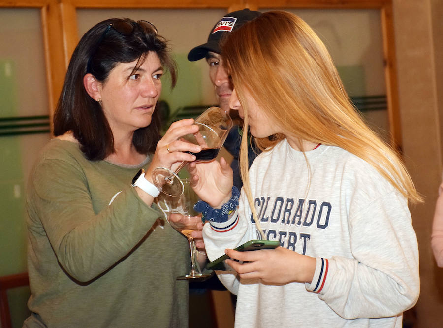 Los asistentes tuvieron ocasión de probar los caldos de la bodega de Briñas