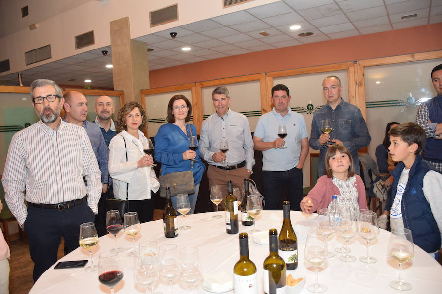 Los asistentes tuvieron ocasión de probar los caldos de la bodega de Briñas