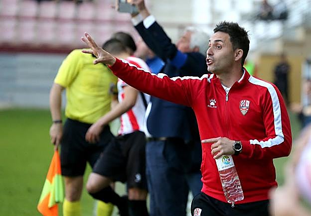 Sergio Rodríguez da instrucciones a sus jugadores mientras se produce un cambio. :: juan marín