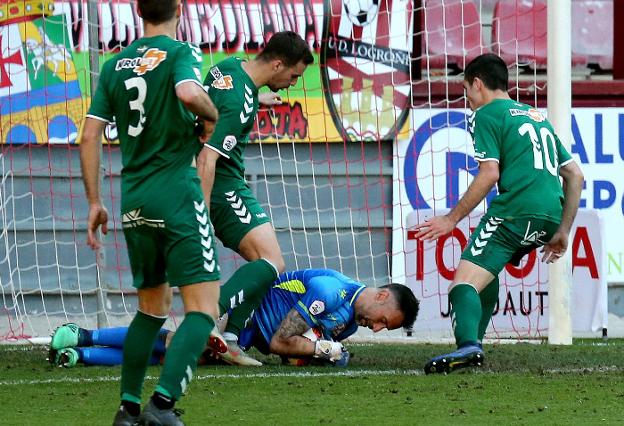 Miguel Martínez bloca le balón en presencia de tres jugadores del Leioa. :: juan marín