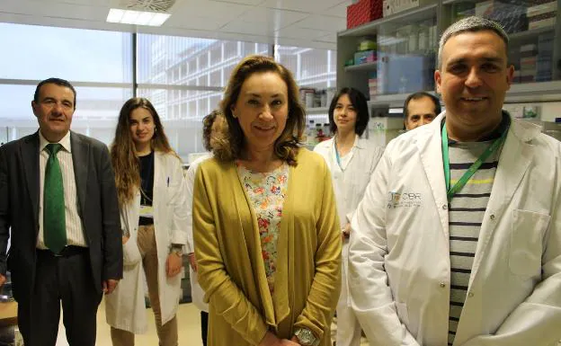 La consejera de Salud, María Martín, con el grupo de investigadores del CIBIR. 