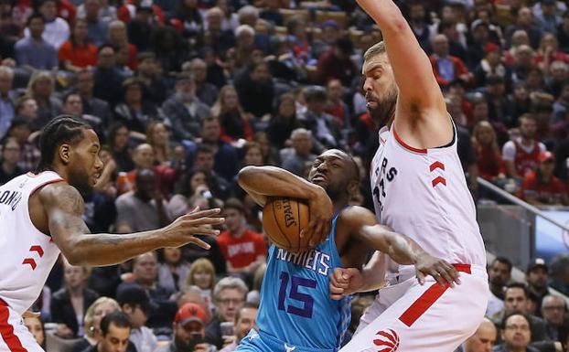 Marc Gasol tapona a un jugador de los Hornets. 