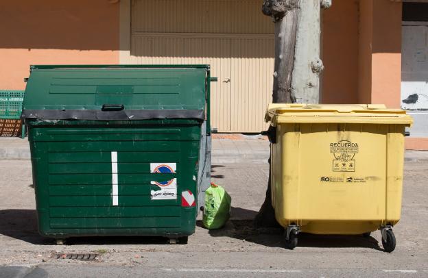 Barrón denunció que algunos contenedores «nuevos» llevaban una pegatina del Ayuntamiento de Haro como esta que fotografió en el año 2017 en uno de la avenida de Calahorra, después retirada. l.r.