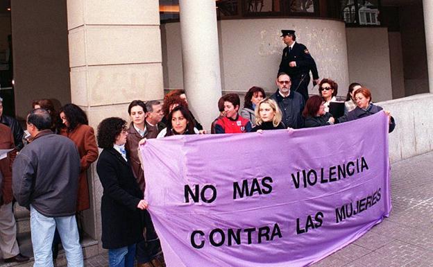 Imagen principal - Manifestación antes de la vista del juicio por el crimen de la empleada de la inmobiliaria, María del Carmen López Guergué, a la que asesinó Francisco Javier Almeida, en las fotos inferiores.