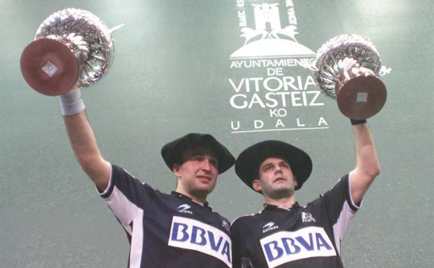 Imagen principal - Augusto Ibáñez, Titín III y Oskar Lasa alzan sus trofeos como campeones de España de Mano por Parejas.