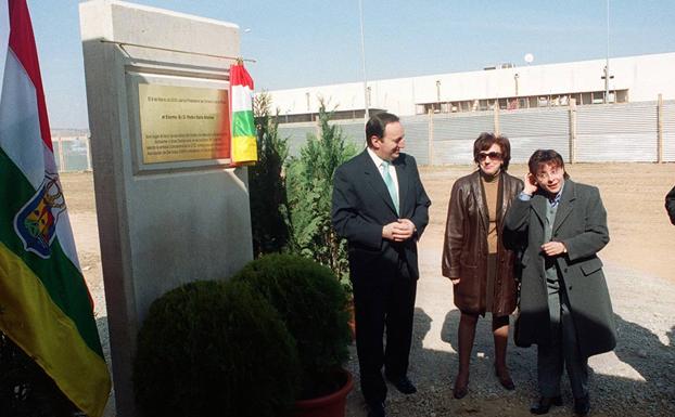 Pedro Sanz coloca la primera piedra de la residencia para enfermos de Alzheimer en Pradoviejo.