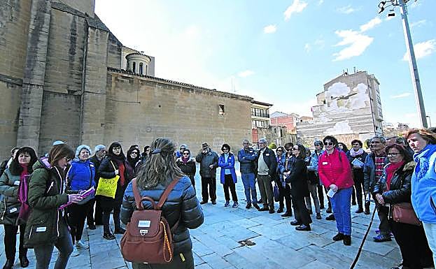 Ana Belén Rivas e Isabel Muñoz explican detalles de la Plaza de Santiago a los participantes.