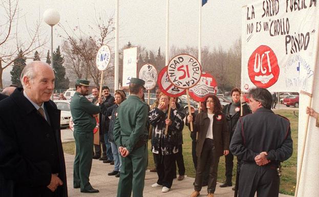 El ministro de Sanidad, Romay Becaría, en visita a Logroño, se enfrenta a una protesta de sindicalistas de UGT en contra de su política en la sanidad pública. 