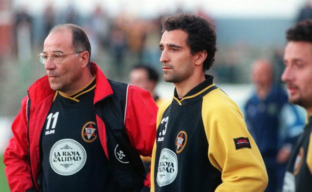 Marco Antonio Boronat, entrenador del C.D.Logroñés, con Marín, observan con cara preocupada al desarrollo del partido Logroñés-Leganés, en Las Gaunas.