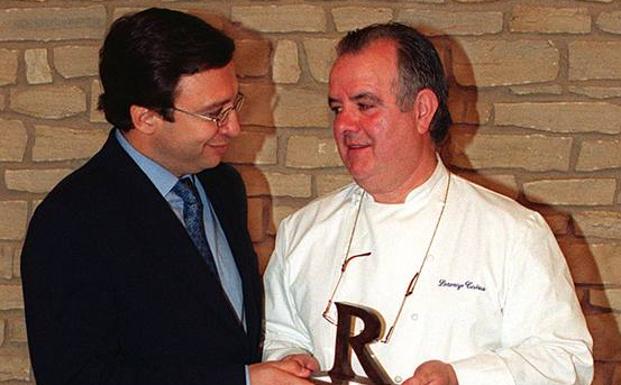 Lorenzo Cañas, de Restaurante «La Merced», recibe el I Premio Restauradores de manos de Manauel Quintanero, editor de la revista «España Gastronómica»