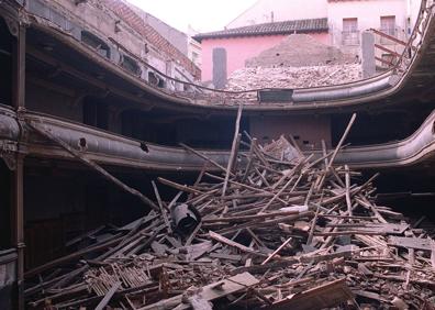 Imagen secundaria 1 - Derribo del Teatro Moderno, con el patio de butacas lleno de escombros.