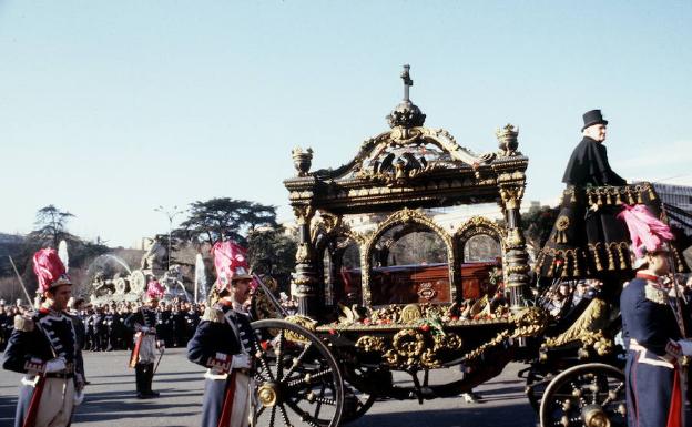 Entierro de Tierno Galván, el 21 de enero de 1986. El féretro del gran alcalde de Madrid fue transportado por La Imperial, una carroza traída expresamente desde Barcelona. Ha sido su último servicio.