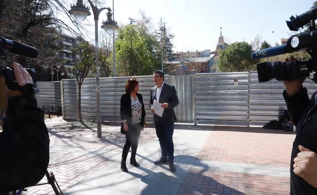 Beatriz Arraiz y Julián San Martín, junto al solar del Parque Gallarza.