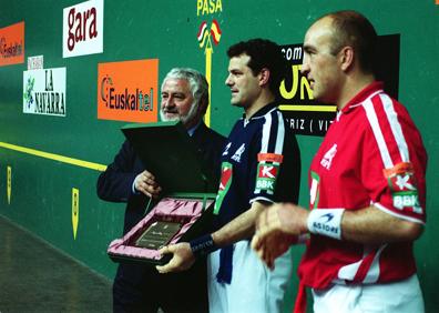 Imagen secundaria 1 - Augusto Ibáñez, Titín III y Oskar Lasa alzan sus trofeos como campeones de España de Mano por Parejas.