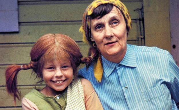 Imagen principal - Arriba, la auténtica Astrid Lindgren junto a la niña protagonista de la serie sobre Pippi Calzaslargas, Inger Nilsson. Abajo, fotogramas del filme.