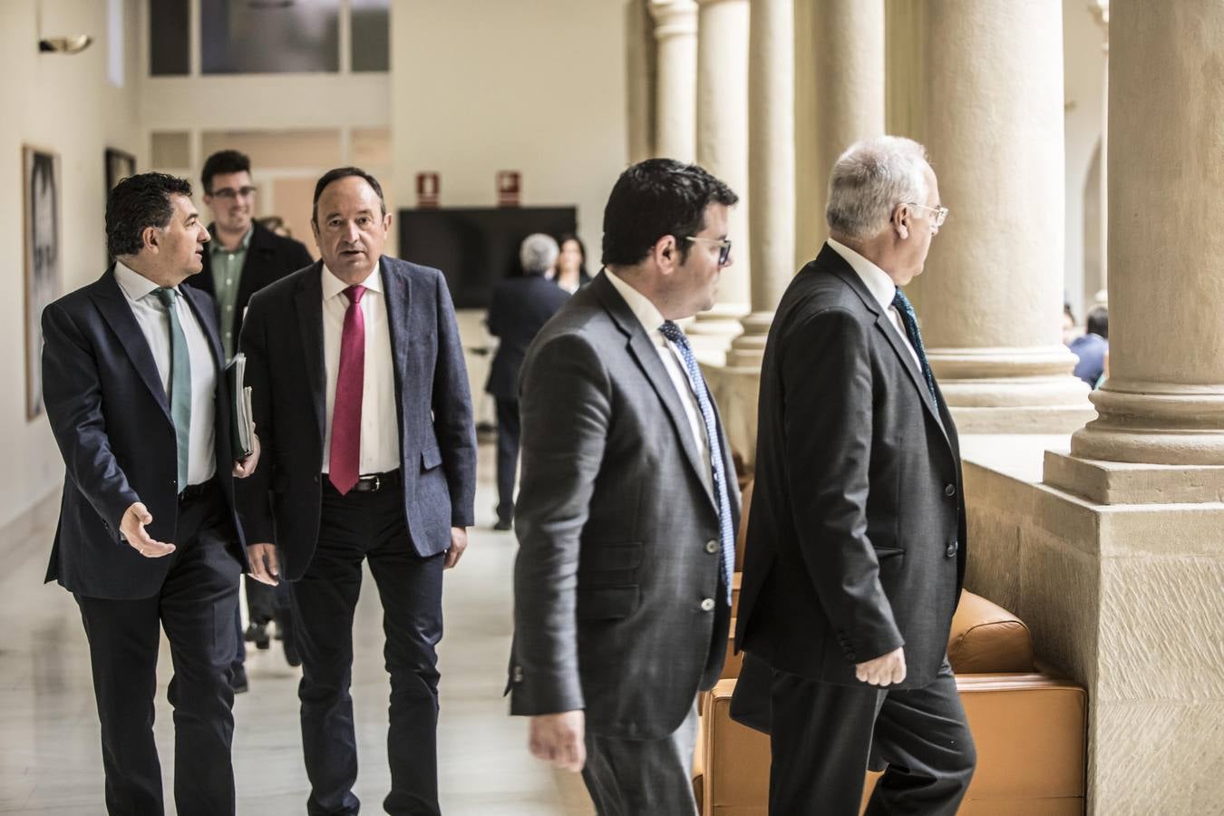 Fotos: Pleno en el Parlamento, los gestos y las conversaciones