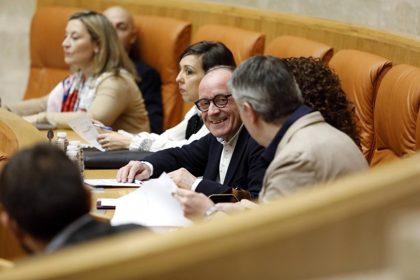 Fotos: Pleno en el Parlamento, los gestos y las conversaciones