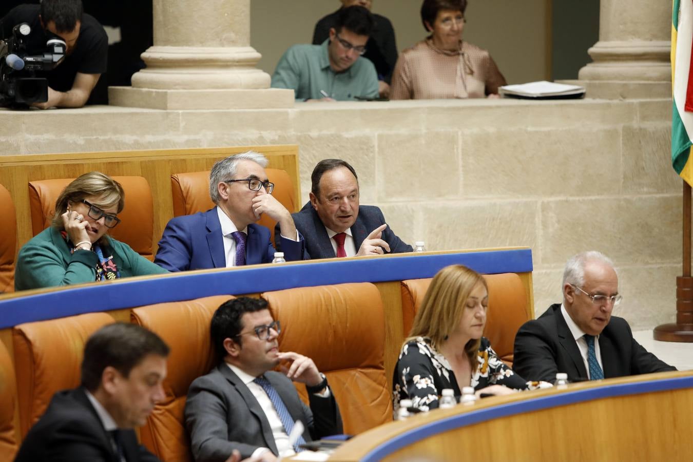 Fotos: Pleno en el Parlamento, los gestos y las conversaciones