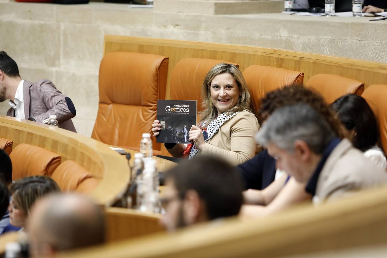 Fotos: Pleno en el Parlamento, los gestos y las conversaciones