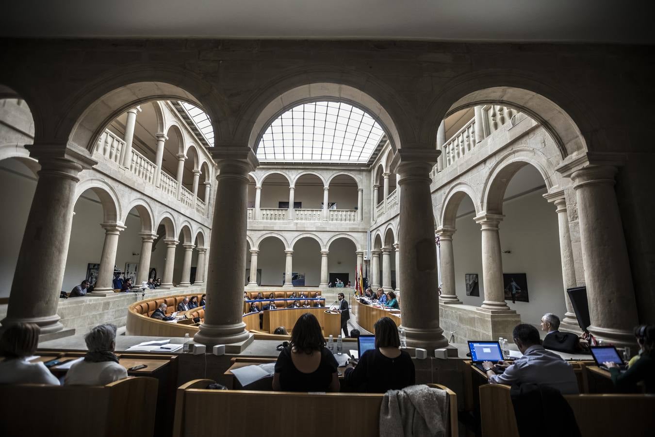 Fotos: Pleno en el Parlamento, los gestos y las conversaciones