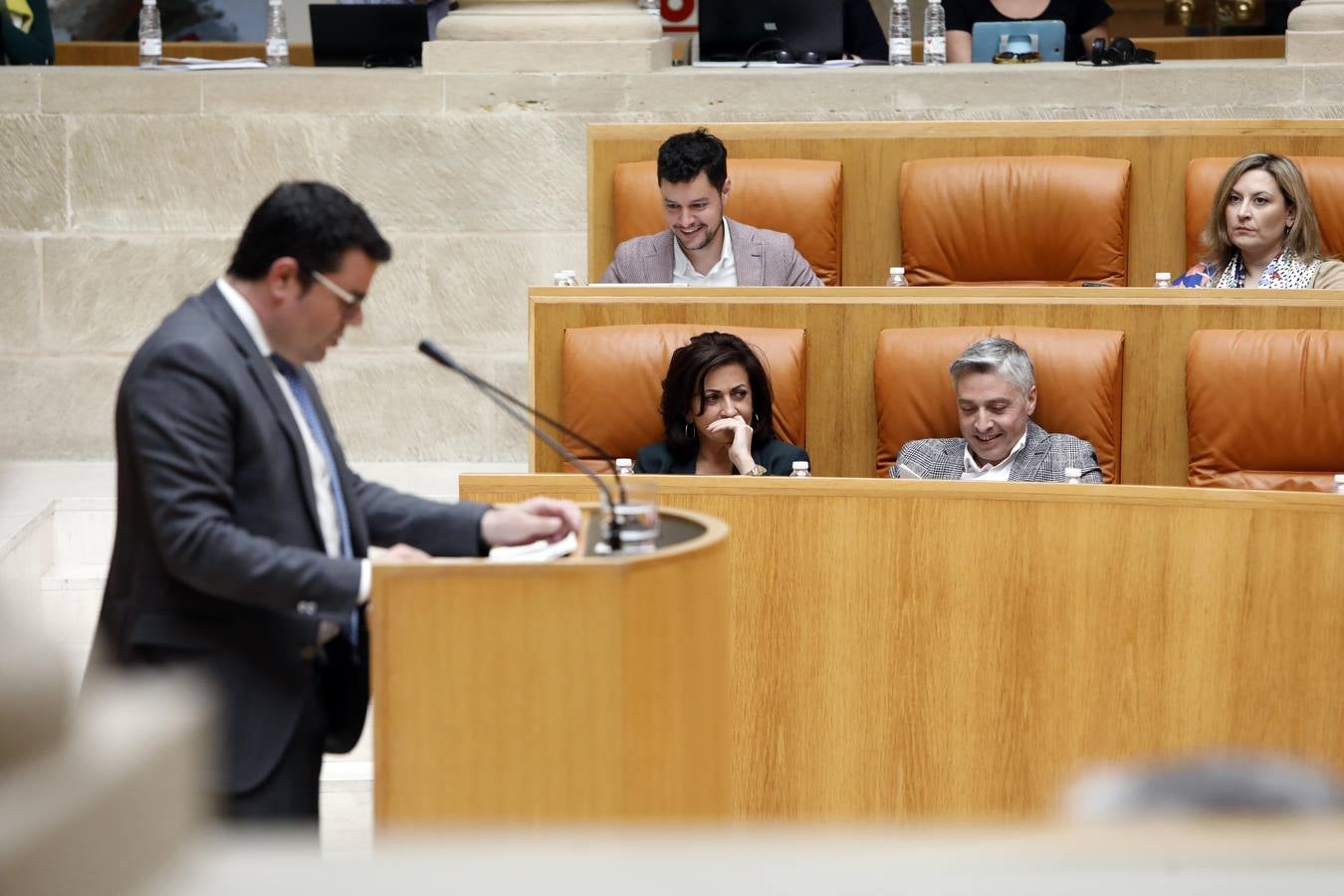 Fotos: Pleno en el Parlamento, los gestos y las conversaciones