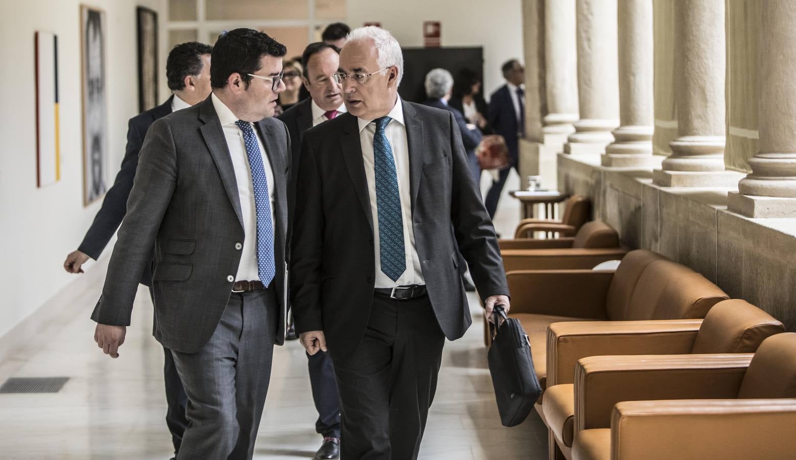 Fotos: Pleno en el Parlamento, los gestos y las conversaciones