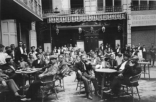 Terraza del Café Oriental, en la entonces plaza de la Imprenta, junto a la redacción y talleres de Diario La Rioja. :
