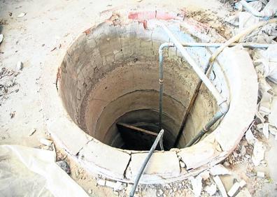 Imagen secundaria 1 - Los riesgos que supone una incursión en la sucesión de espacios industriales actualmente sin actividad aparecen a la luz del día... con la puerta abierta pese al precinto.