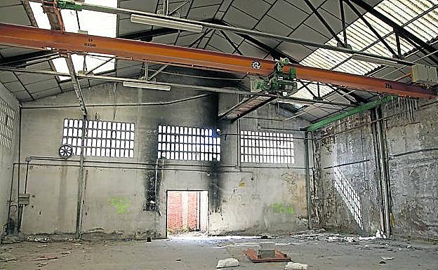 Las fábricas conservan aún elementos de su actividad.